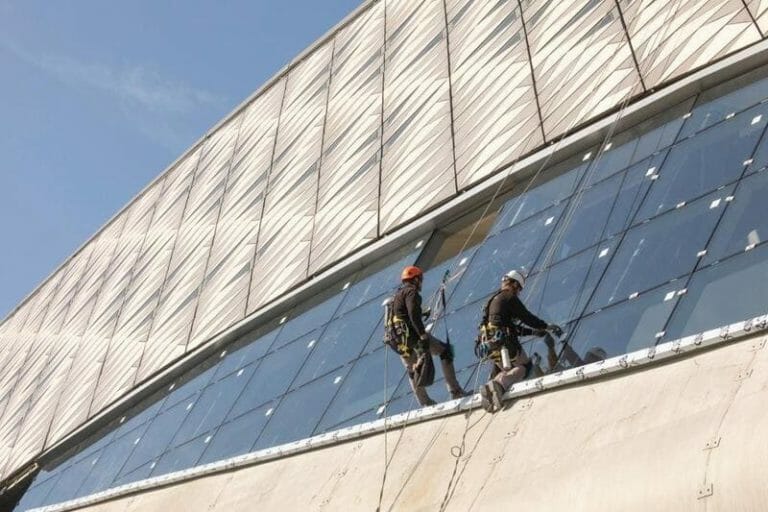 Blog 3 empleados limpiando ventana seguros con afiliacion arl