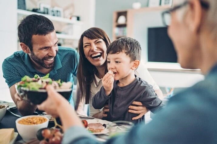 familia alimentándose bien para el cuidado de nuestra salud bogota