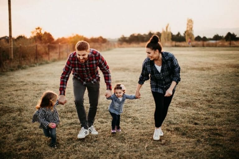Blog 1 Familia en el parque feliz y protegida con una poliza de salud sura