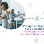 Una mujer sonríe mientras trabaja en una oficina con colegas y destaca cómo una póliza de seguro de vida colectivo es esencial para atraer y retener talento en 2025. Con logotipos y elementos decorativos, el texto enfatiza en la importancia del seguro de vida colectivo para empresas.