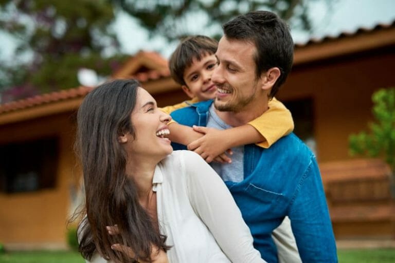 Blog 14 familia feliz protegida y tranquila con los beneficios de las polizas de vida
