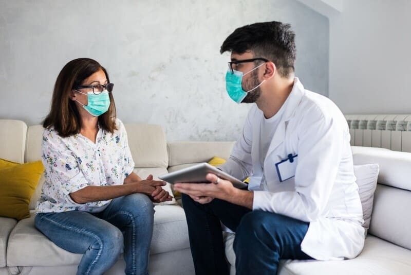 visita de medico en casa con un seguro de salud